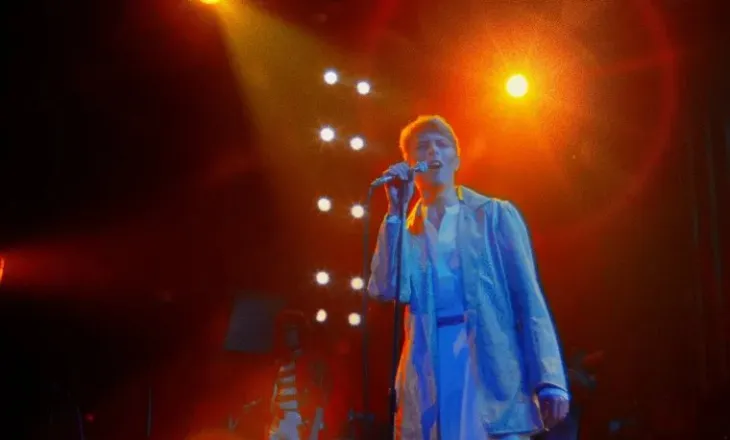 David Bowie rikthehet në skenë përmes një koncerti gjithëpërfshirës në Berlin