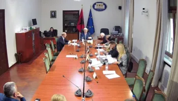 Debate në Komision/ “Fal Zotit nuk bëni shkencë raketash se…”- Xhafaj-kryetares së KLP: Skandaloze, pas dështimit kërkuan edhe të promovoheshin