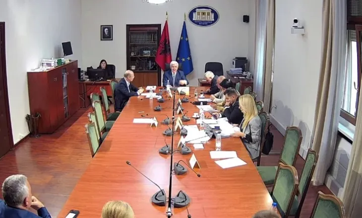 Debate në Komision/ “Fal Zotit nuk bëni shkencë raketash se…”- Xhafaj-kryetares së KLP: Skandaloze, pas dështimit kërkuan edhe të promovoheshin