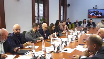Debati për ushqimin në Kuvend, deputetët e PD përplasen me drejtuesen e AKU! Ngatërrohen dhe sëmundjet e mishit