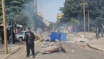 Dëmtohet godina e Prefekturës, thyhen xhamat dhe shkatërrohen objekte brenda institucionit