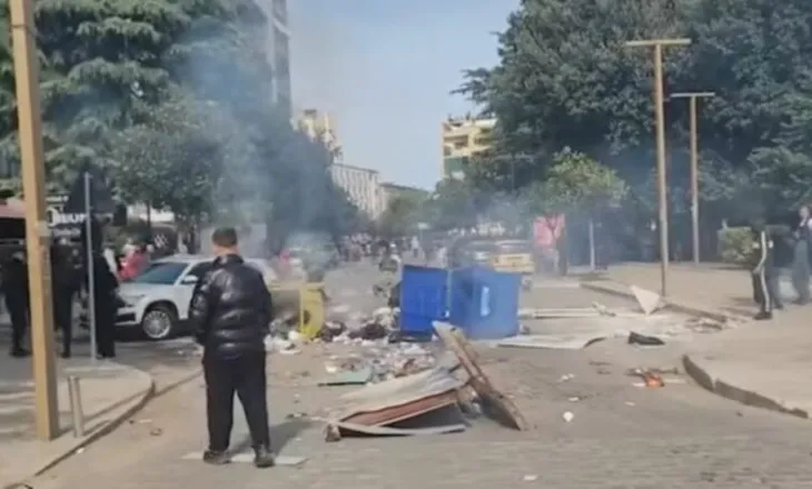 Dëmtohet godina e Prefekturës, thyhen xhamat dhe shkatërrohen objekte brenda institucionit