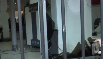 Dëmtuan me sende të forta dyert dhe dritaret e Gjykatës së Apelit, arrestohen 5 persona, 15 të tjerë në kërkim (EMRAT)