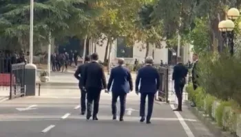 Deputetët e Berishës i bashkohen protestës para Kuvendit, vijojnë përplasjet me Policinë