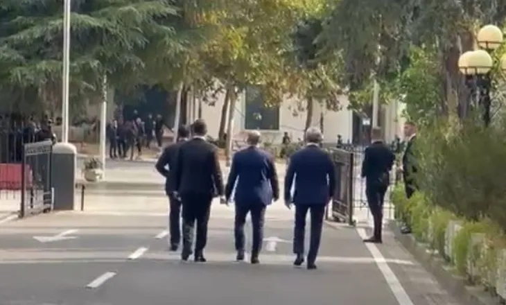 Deputetët e Berishës i bashkohen protestës para Kuvendit, vijojnë përplasjet me Policinë
