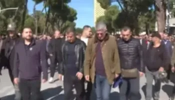 Deputetët e PD dalin nga selia dhe nisen drejt bulevardit në mbështetje të studentëve dhe pedagogëve
