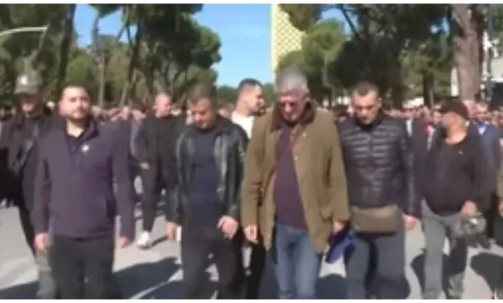 Deputetët e PD dalin nga selia dhe nisen drejt bulevardit në mbështetje të studentëve dhe pedagogëve