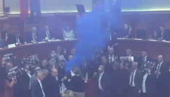 Deputetët e PD hedhin sende drejt Ramës, Kryeministri largohet pas votimit për projektiligjin për BSH