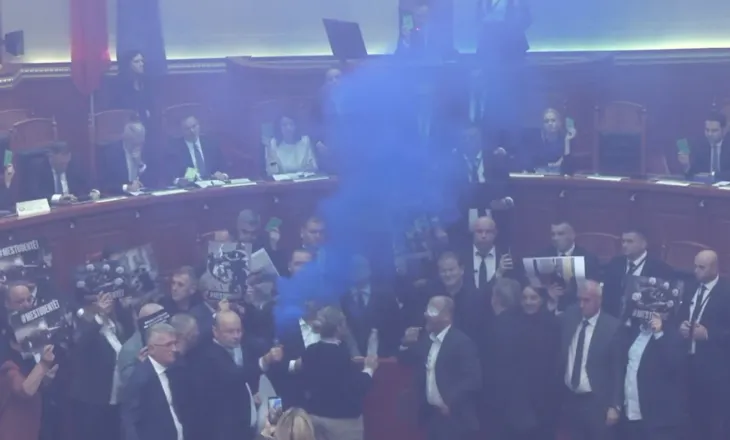 Deputetët e PD hedhin sende drejt Ramës, Kryeministri largohet pas votimit për projektiligjin për BSH