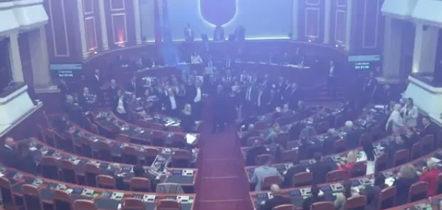 Deputetët e PD ndezin tymuese në Kuvend dhe bllokojnë foltoren, përjashtohen katër prej tyre