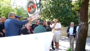 Deputeti Erion Braçe provokon protestuesit, tensionohet situata, deputeti Shehu e shpëton nga qytetarët