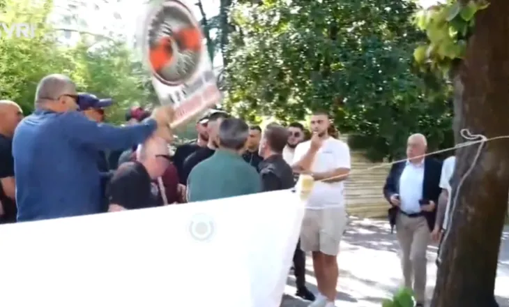 Deputeti Erion Braçe provokon protestuesit, tensionohet situata, deputeti Shehu e shpëton nga qytetarët