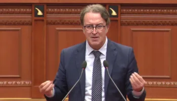 Deputeti i PD nuk përmbahet ndaj socialistëve: Ky parlament po merr titullin e çmendurisë