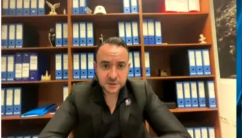Deputeti i PD sqaron incidentin me hedhjen në Lanë: Ishte skemë e Operacionales, u bashkuan me pseudo-opozitën e ‘qorrave’