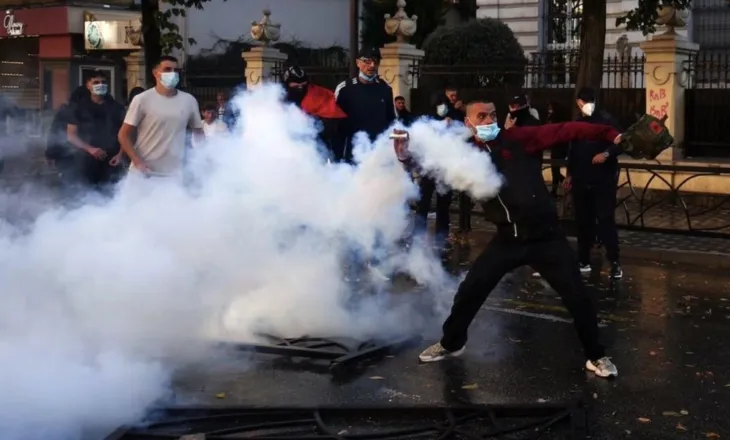 Deputeti i PS komenton protestuesin që mori mikrofonin në protestë: Ish-punonjës i SHIK-ut të Gazidedes, eksponent i hapur i PD-së
