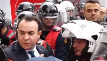 Deputeti Klevis Balliu përplaset me policët: Hapeni rrugën, nuk jeni në perimetrin tuaj