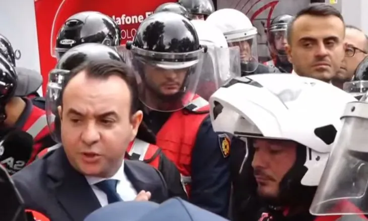 Deputeti Klevis Balliu përplaset me policët: Hapeni rrugën, nuk jeni në perimetrin tuaj