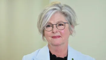 Deputetja australiane përplaset nga një makinë, nisin hetimet për goditje të qëllimshme, autori mbante thikë