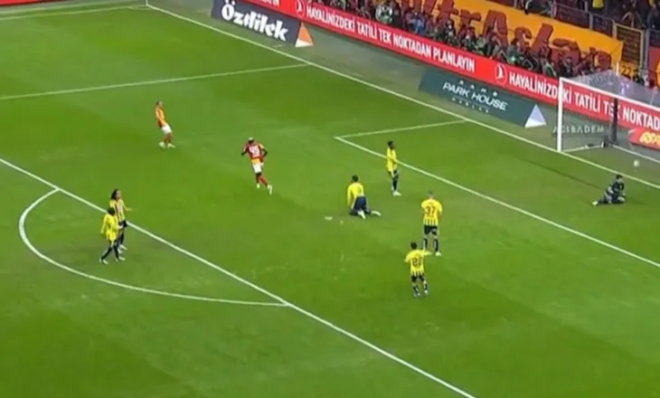 Derbi i madh i Stambollit, Galatasaray e mbyll pjesën e parë në avantazh të dyfishtë. Osimhen është “monstër” (video)