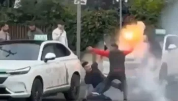 Derbi Partizani-Tirana fut kryeqytetin në kaos, përplasje me flakadanë mes tifozëve! Policia blindon rrugët, ja akset që bllokohen