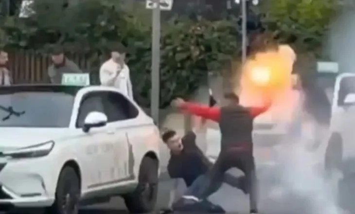 Derbi Partizani-Tirana fut kryeqytetin në kaos, përplasje me flakadanë mes tifozëve! Policia blindon rrugët, ja akset që bllokohen