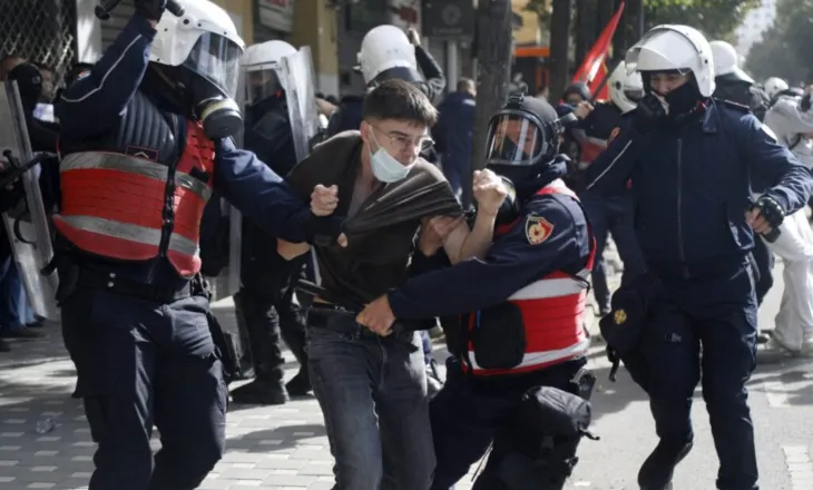 Dhuna brutale, ekspertët kërkojnë mbikëqyrjen e sjelljes së Policisë gjatë protestave
