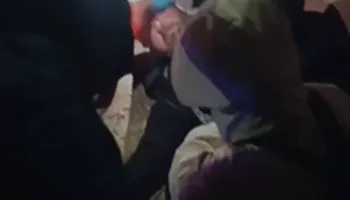 Dhuna brutale lë pa ndjenja protestuesin – Goditet në kokë nga policia, ndërhyn urgjenca