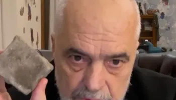 Dhuna makabre ndaj protestuesve, Rama përpiqet të justifikohet: Godasin policët me zara hekuri dhe vidha!