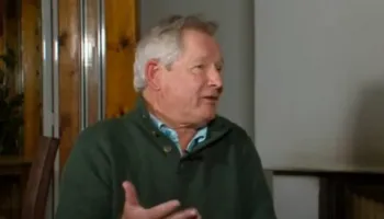 “Dhuna në protesta është joproduktive!”- Historiani Bernd Fischer: Korrupsioni dhe pakënaqësia popullore janë probleme serioze!