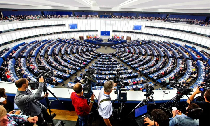Dhuna në protestë, 12 eurodeputetë i kërkojnë Kaja Kallas në PE hetimin e propocionalitetit të Policisë, mes tyre edhe Beleri!
