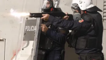 Dhuna s’është zgjidhje”/ Revolta e të rinjve në Tiranë, Raportuesi i PE-së për Shqipërinë, Schieder: Qeveria të ndryshojë mënyrën e të menduarit