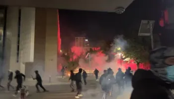 Dhuna zhvendoset pranë selisë së PS-së, policia përdor gaz lotsjellës për të shpërndarë protestuesit