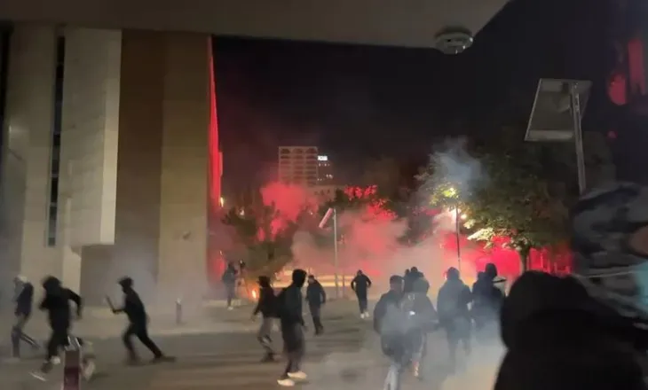 Dhuna zhvendoset pranë selisë së PS-së, policia përdor gaz lotsjellës për të shpërndarë protestuesit