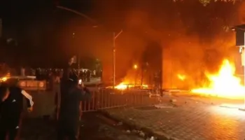 Dhunë dhe zjarr në zonën e Zogut të Zi, shkatërrohen disa biznese! (VIDEO)
