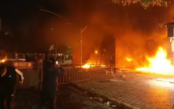 Dhunë dhe zjarr në zonën e Zogut të Zi, shkatërrohen disa biznese! (VIDEO)