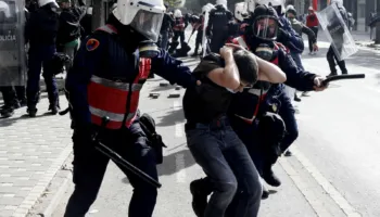 DHUNE NE PROTESTA, 180 PERSONA TE ARRESTUAR