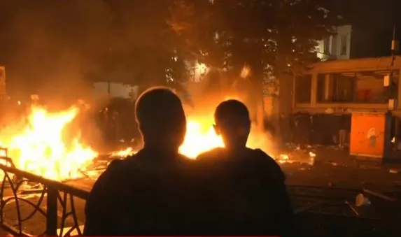 Dhunë, shkatërrim e gaz lotsjellës gjatë protestës, Ministria e Shëndetësisë zbulon bilancin e të dëmtuarve: Policë, gazetarë e kalimtarë nën kujdesin e mjekëve