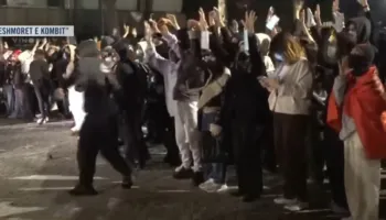 Dhunë te kryeministria, policia godet disa vajza: Mos i gjuani gocave!
