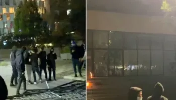 Dhunës së protestuesve s’i shpëton as Ministria e Drejtësisë! Sulmohet me molotovë, flakadanë dhe gurë! Policia i shpërndan me gaz lotsjellës