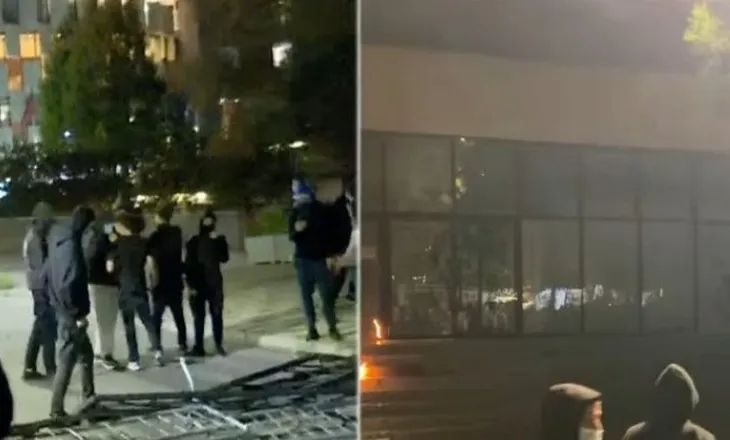 Dhunës së protestuesve s’i shpëton as Ministria e Drejtësisë! Sulmohet me molotovë, flakadanë dhe gurë! Policia i shpërndan me gaz lotsjellës