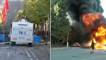 “Digje, digje…!”- Tensionet në protestë, i vihet zjarri edhe stolave dekorativë! Flakët dhe retë e tymit të zi mbulojnë zonën (FOTO)