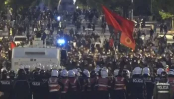 “Dikush kërkon të ndezë flakët e urrejtjes dhe përçarjes”- Ministri Demo bën bilancin e protestës: 156 të lënduar, mes tyre 97 efektivë policie dhe 4 të mitur!
