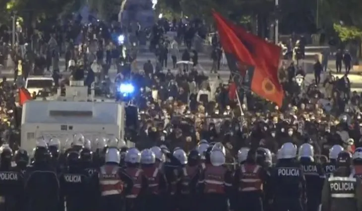 “Dikush kërkon të ndezë flakët e urrejtjes dhe përçarjes”- Ministri Demo bën bilancin e protestës: 156 të lënduar, mes tyre 97 efektivë policie dhe 4 të mitur!