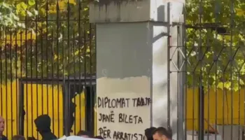 “Diplomat tuaja janë bileta për arratisje”, mesazhi i studentëve në protestën para Ministrisë së Arsimit