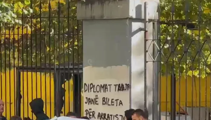 “Diplomat tuaja janë bileta për arratisje”, mesazhi i studentëve në protestën para Ministrisë së Arsimit