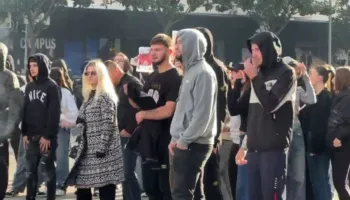 Disa gjimnazistë bojkotojnë mësimin në Lezhë, dalin në protestë në mes të qytetit