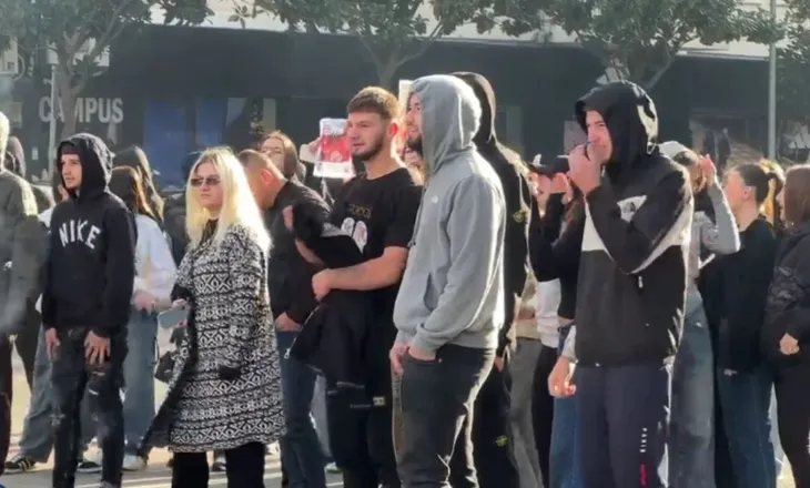 Disa gjimnazistë bojkotojnë mësimin në Lezhë, dalin në protestë në mes të qytetit