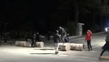 Disa hedhin gurë, kapsolla e sende të forta, të tjerët kërcejnë dhe këndojnë! Bulevardi me ‘dy fytyra’ i rinisë, ja situata e protestës para Kryeministrisë
