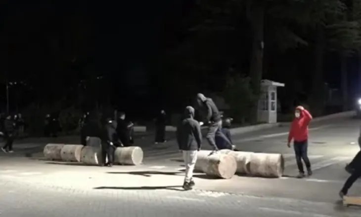 Disa hedhin gurë, kapsolla e sende të forta, të tjerët kërcejnë dhe këndojnë! Bulevardi me ‘dy fytyra’ i rinisë, ja situata e protestës para Kryeministrisë