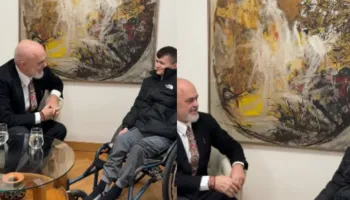 “Disa nuk janë dakord, por…”/ Rama pret të riun në Kryeministri: Kjo është demokracia, me paqe dhe jo gurë e zjarr